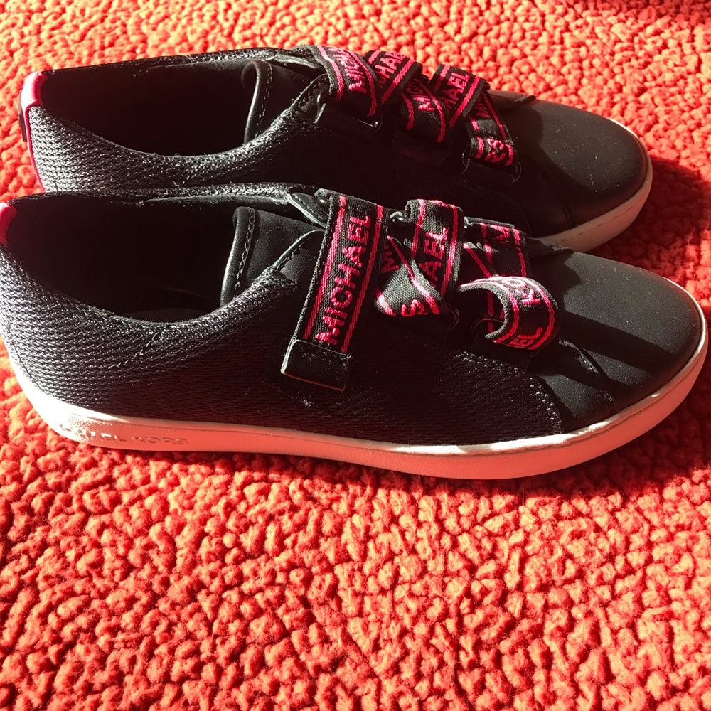 MK SHOES - Picture 3 of 3